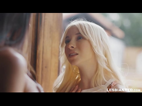 ❤️ Дівчина приходить додому через кілька місяців і в кінцевому підсумку їсть кицьку своєї мачухи Супер порно у нас ❤